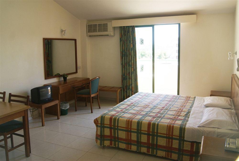 Mandalena Hotel Apartments Protaras Buitenkant foto